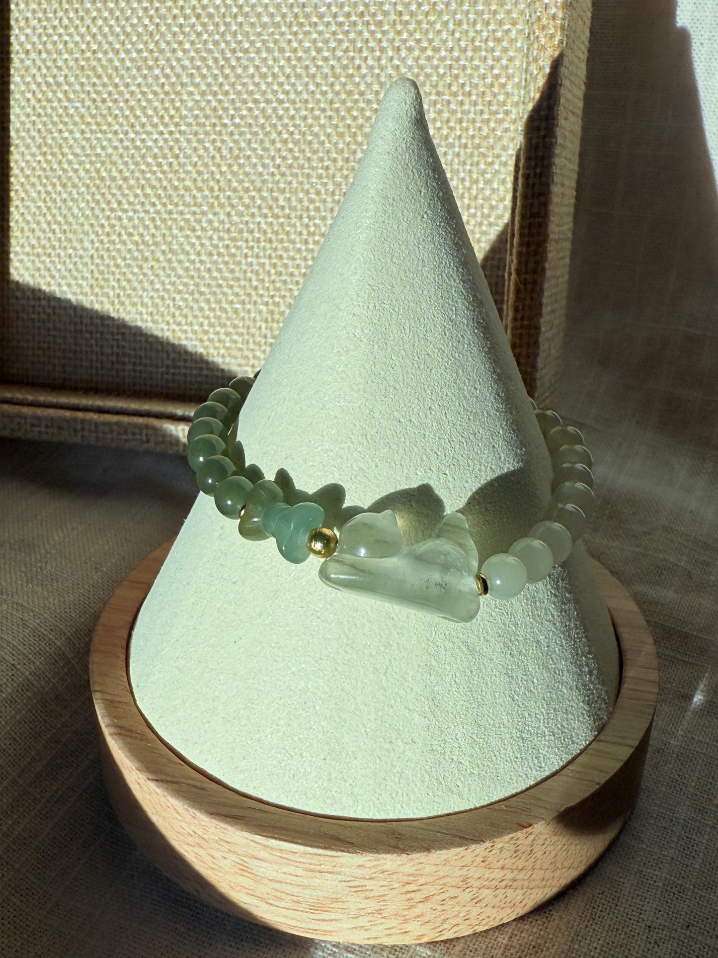 Playing Kitty: Bow charm, Jade bracelet II